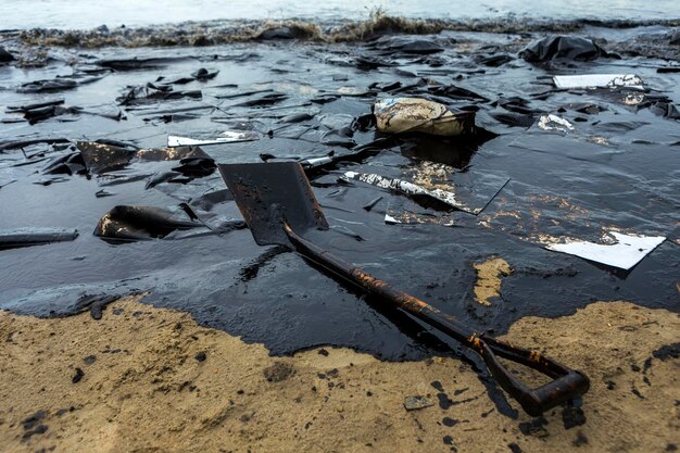 Uitrusting voor de opruiming van olievervuiling op het strand van Ao Prao op het eiland Samet