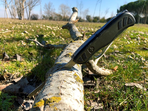 Uitrusting voor het snijden van hout op het veld