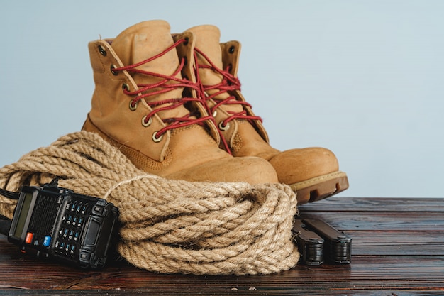 Foto uitrustingsset voor reizigers inclusief wandelschoenen en walkietalkie