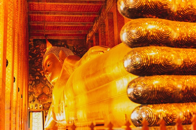 Uitstekend retro effectbeeld van Tempel van het reclying van Boedha in Wat-Pho in Bangkok Thailand