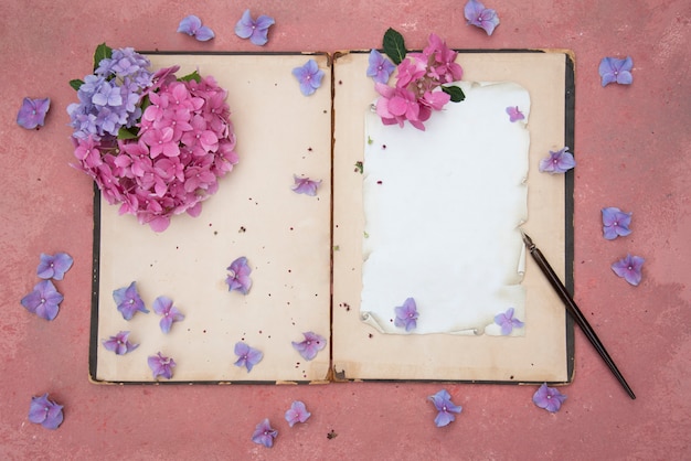 uitstekende achtergrond met oud boek en bloemen