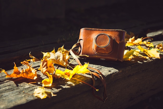 Uitstekende camera op houten bank