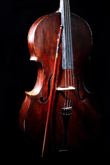 Uitstekende cello op donkere achtergrond