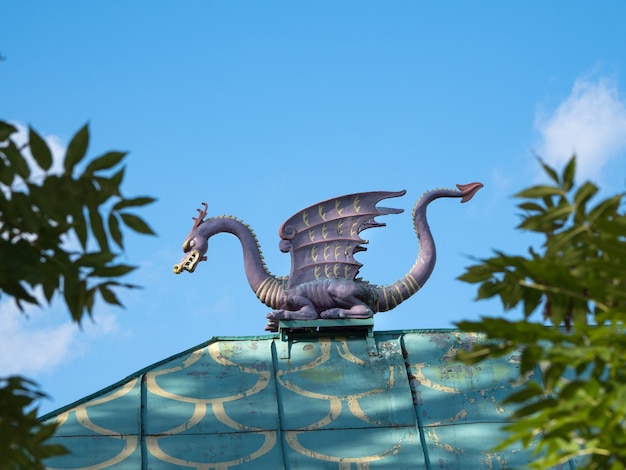 Uitstekende draak op het dak.