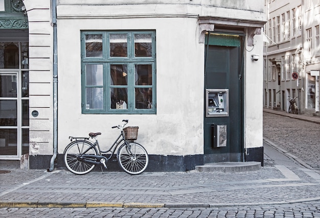 Uitstekende fiets op de oude straat van Kopenhagen
