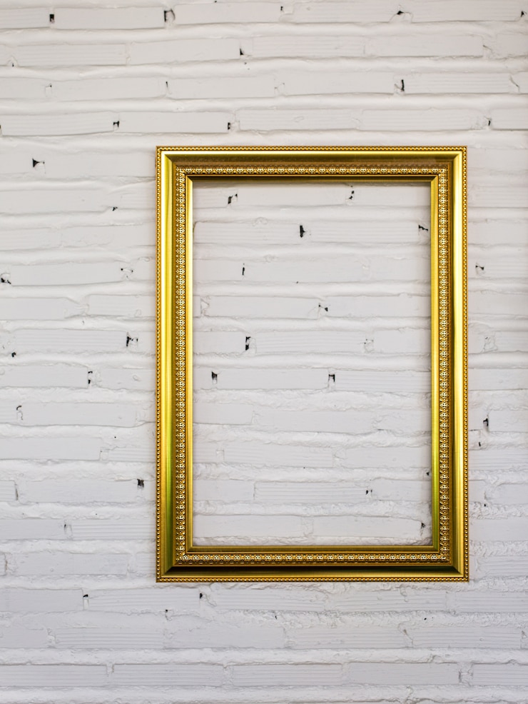 Foto uitstekende kaders op witte bakstenen muur. achtergrond.