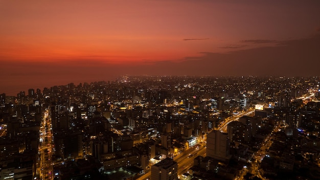 Uitstekende nachtelijke luchtfoto van av alfredo benavides en via expresa luis bedoya reyes in de stad lima