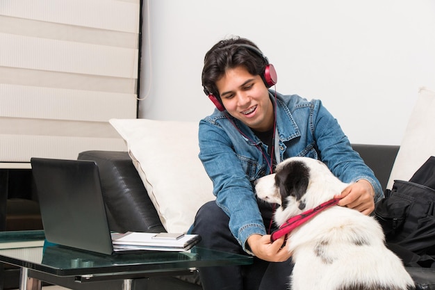 Uitstellen in de klas afleiding studeren in virtuele klas huisdieren thuis ontspanning met huisdieren