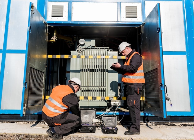 Uitvoeren van elektrische meetwerkzaamheden aan de vermogenstransformator