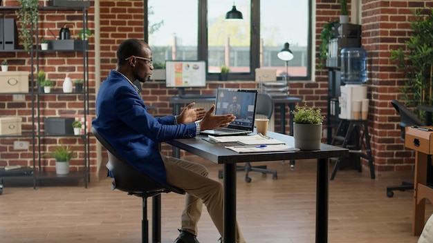 Uitvoerend assistent-vergadering met manager op videoconferentie om de bedrijfsstrategie te bespreken. chatten met collega op online externe video-oproep, teleconferentie webgesprek.