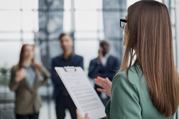 Uitvoerend manager werkgever die gastvrije nieuwkomer introduceert bij collega's personeelszaken co