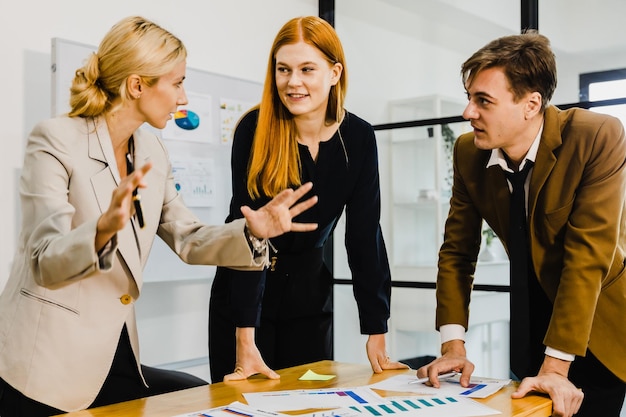 Uitvoerend team luistert naar tegengestelde opvattingen van collega's Een groep zakenmensen komt bijeen om gegevens te analyseren voor het marketingplan