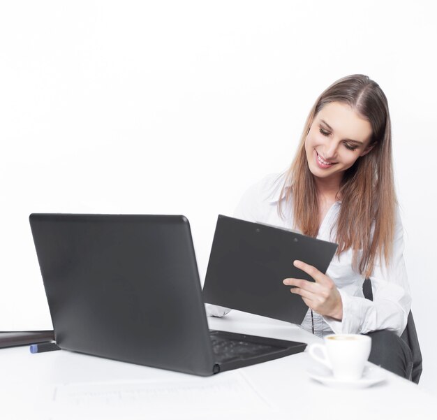 Uitvoerende vrouwelijke assistent die werkt met documenten in de office.photo met kopieerruimte