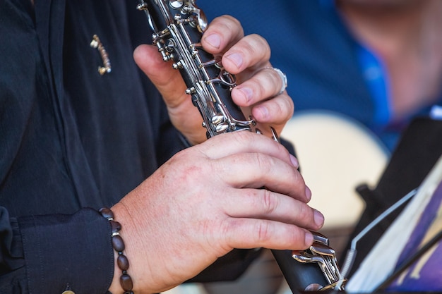 Uitvoering van melodie een fluit. Klassiek muziekconcert_