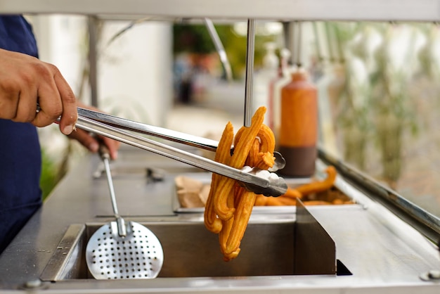 Uitwerking van churros in een straatkraam