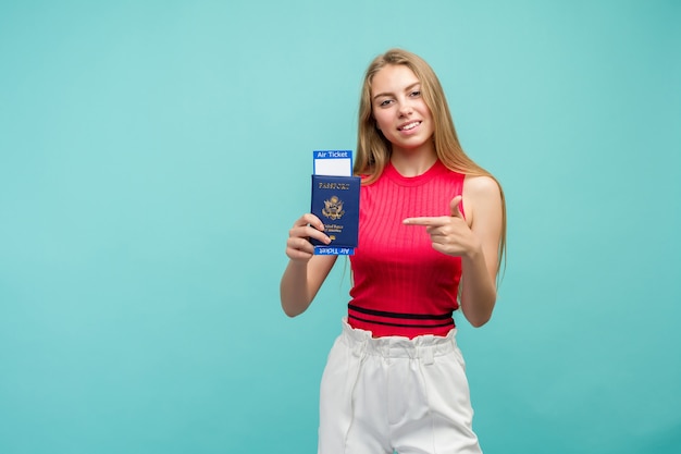 Uitwisseling leerconcept. Studio portret van mooie jonge student vrouw met paspoort