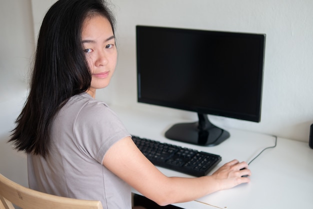 Uitwisselingsstudent of zakenvrouw werkt vanuit huis