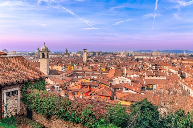 Uitzicht bij zonsondergang op de daken van het oude centrum van Brescia in Italië