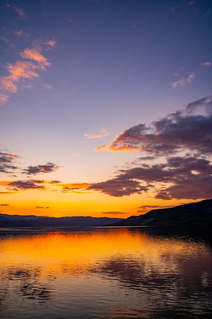 Uitzicht bij zonsondergang op de Donau-kloof bij Djerdap in Servië