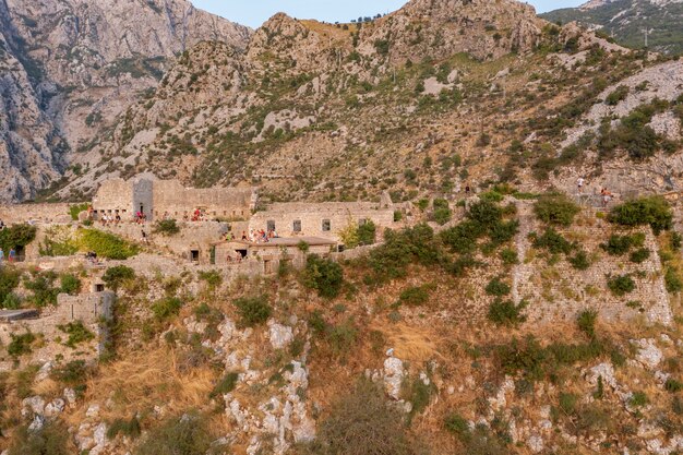 Uitzicht bij zonsondergang van het fort van St John Old Town Kotor Bay van Kotor Montenegro