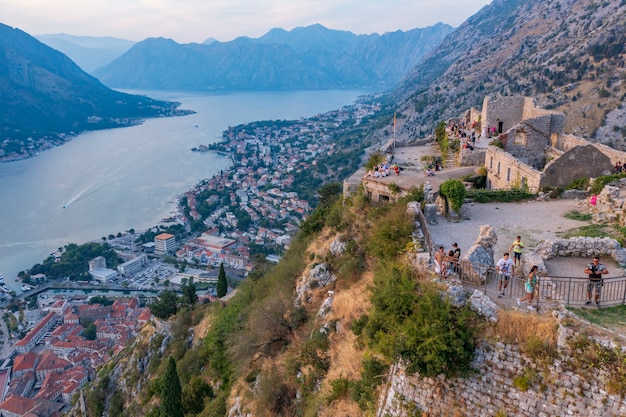 Uitzicht bij zonsondergang van het fort van St John Old Town Kotor Bay van Kotor Montenegro