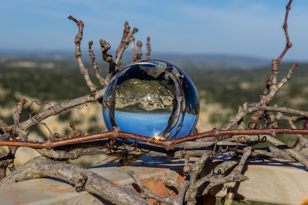 Foto uitzicht en reflectie van de kristallen bol