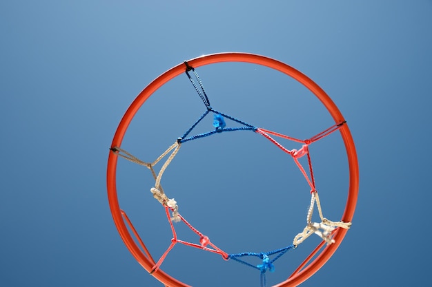 Foto uitzicht hemelwaarts zwemmen door een basketbalring