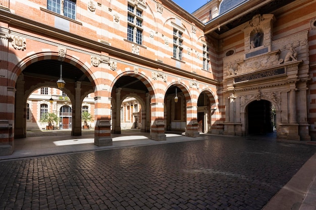 Uitzicht in capitole of het stadhuis is het gemeentelijk bestuur van de stad toulouse in frankrijk