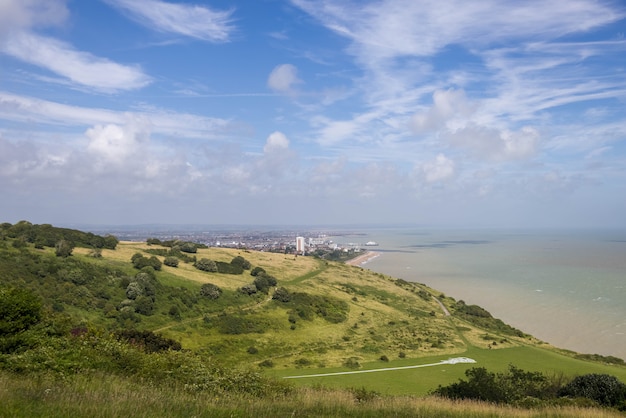 Uitzicht in de verte op Eastbourne in East Sussex vanuit de South Downs