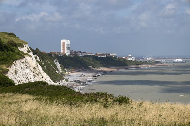 Uitzicht in de verte op Eastbourne in East Sussex vanuit de South Downs