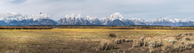 Uitzicht in de verte op het grand teton-gebergte