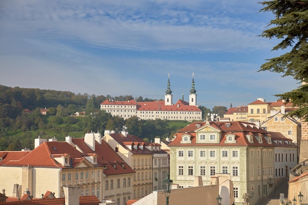 Uitzicht in de verte op het klooster van Strahov over de stad Praag, Tsjechië