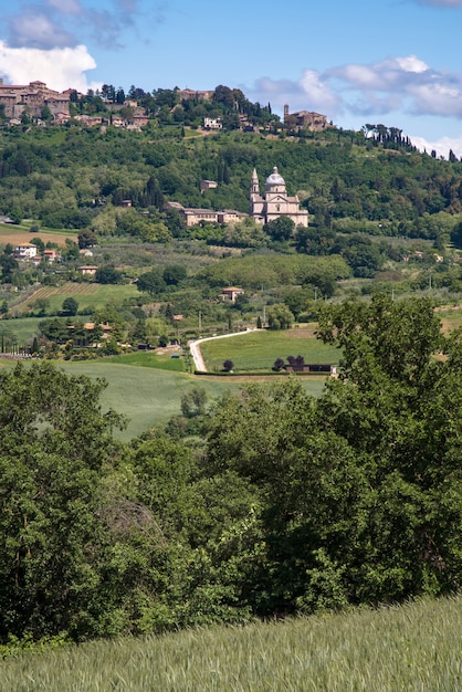Uitzicht in de verte op Montepulciano en de San Biagio-kerk