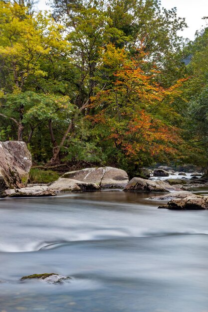 Uitzicht langs de Glaslyn-rivier in de herfst