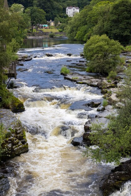 Uitzicht langs de rivier de Dee in Llangollen, Wales