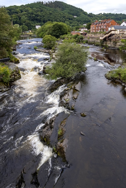 Uitzicht langs de rivier de Dee in Llangollen, Wales