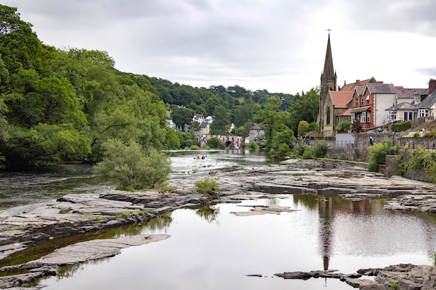 Uitzicht langs de rivier de Dee in Llangollen, Wales