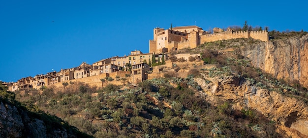 Uitzicht met adelaar van collegiale kerk van santa maria la mayor alquezar huesca spanje