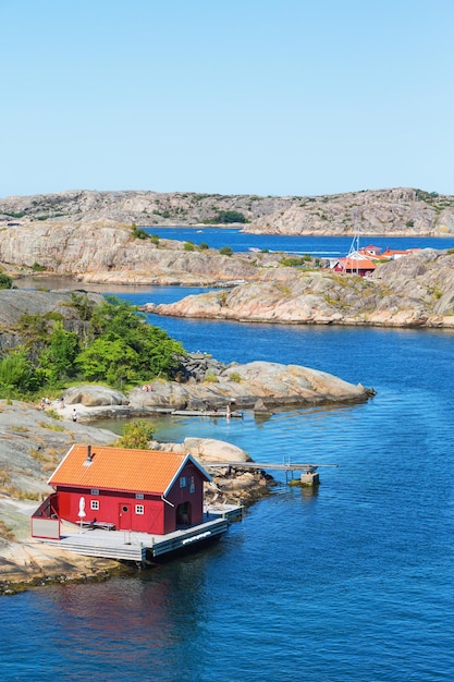 Foto uitzicht met een rood boothuis in de zweedse archipel
