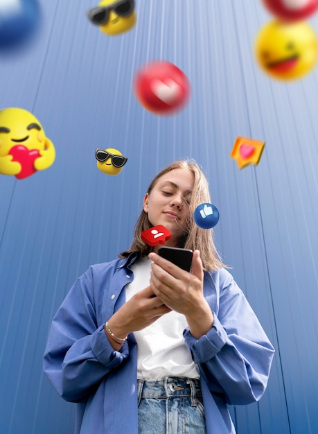 Uitzicht op 3D-emoticons die uit het scherm van een elektronisch apparaat komen