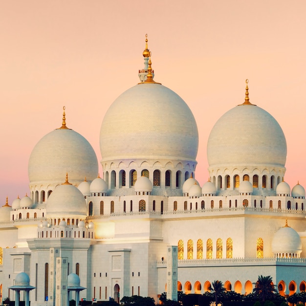 Uitzicht op Abu Dhabi Sheikh Zayed Mosque bij zonsondergang, Verenigde Arabische Emiraten.