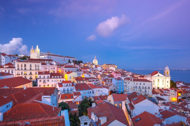 Uitzicht op Alfama, de oudste wijk van de oude stad, met het klooster van Sao Vicente de Fora, de kerk van Saint Stephen en het nationale Pantheon tijdens het blauwe uur van de avond, Lissabon, Portugal