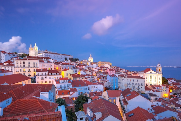 Uitzicht op Alfama, de oudste wijk van de oude stad, met het klooster van Sao Vicente de Fora, de kerk van Saint Stephen en het nationale Pantheon tijdens het blauwe uur van de avond, Lissabon, Portugal