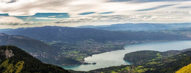 Uitzicht op Annecy van bovenaf. Stad getoond vanaf col de la forclaz in Talloires