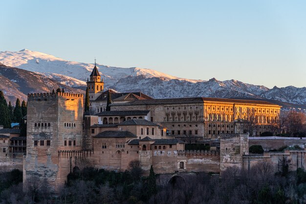 Uitzicht op Arabische vesting Alhambra 's avonds in Granada, Spanje