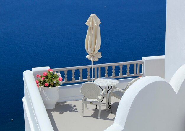 Foto uitzicht op balkons oia dorp in de caldera door de dag griekenland