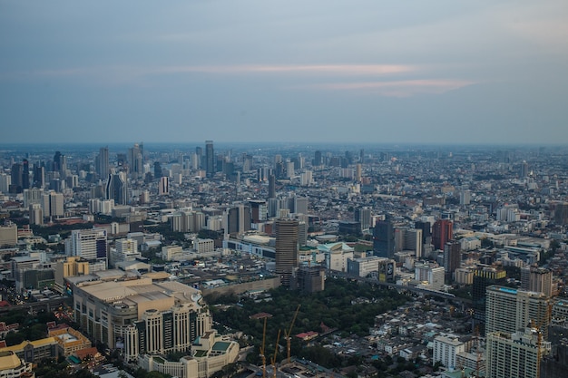 Uitzicht op Bangkok in het Baiyoke Sky Hotel, de hoogste toren van Thailand