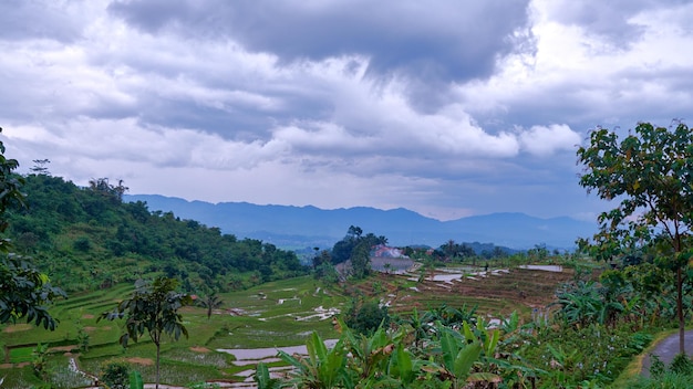 Uitzicht op bergen en heuvels na zware regenval, bogor, indonesië