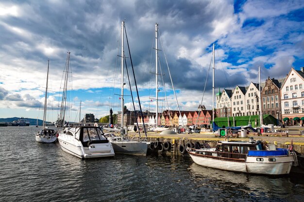 Uitzicht op bergen noorwegen, bryggen street