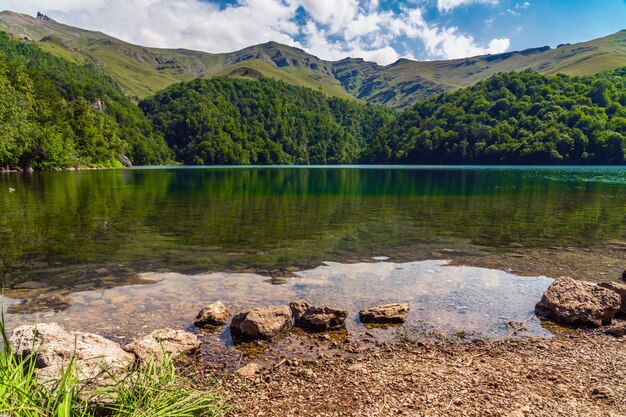 Uitzicht op bergmeer MaralGol in Azerbeidzjan